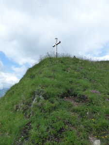 La croix en bois, vue de sous la crête de la Galoppe.