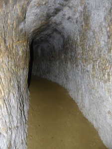 Rossanaz, grotte du mineur. Après la bifurcation, le tunnel de droite.