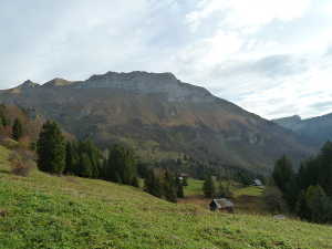 Tré le Mollard, le mont de la Coche, puis l'Encerclement. Tout à droite, le grand Roc.