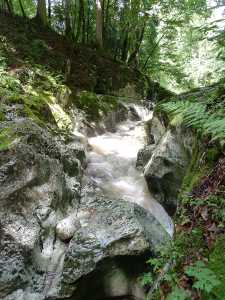 Vu dans l'autre sens, avec l'eau qui vient vers nous pour se déverser dans le canyon.