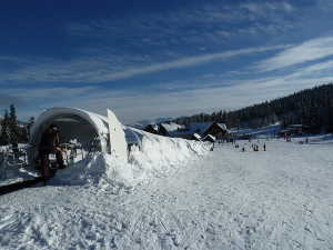 Tapis tunnel de l'école de ski. Stade de neige de Margériaz.