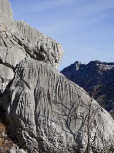 Magnifiques rochers striées par l'érosion sur le sentier du Julioz.