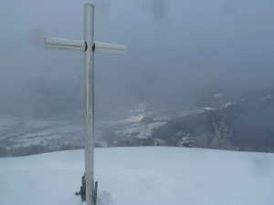 La croix d'Allant en hiver.