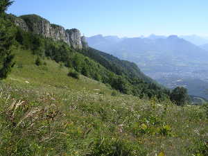 En contrebas des chalets du Sire, vue sur le Nivolet et le massif de la Chartreuse.