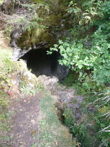 Entrée de la grotte à coté du Lac du mariet d'Arith.