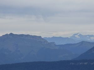 Du mont de la Coche à la pointe de la Fougère. En arrière plan, le Mont Pourri.