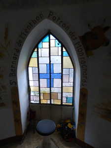 Un des vitraux de la chapelle.