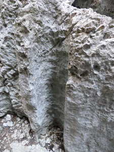 Erosion cylindrique verticale. 20 cm de diametre sur 1 m de haut.