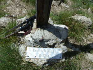 Inscription au pied de la croix de la Galoppaz.