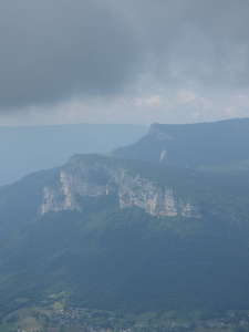 Le Mont Peney (1356m) et la croix du Nivolet (1547m).