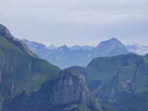 Le mont Charvin et les Aravis en second plan. Dent de Pleuven devant.