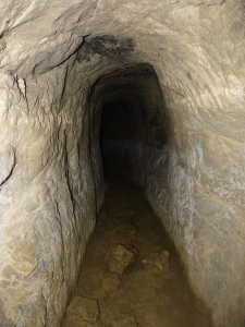 Rossanaz, grotte du mineur. Le boyau creusé qui mène à l'embranchement.