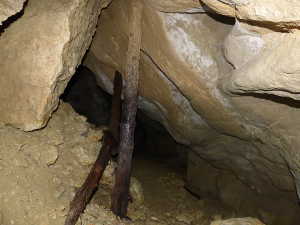 Rossanaz, grotte du mineur. Après l'entrée naturelle, 2 ou 3 cales.
