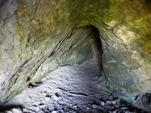 Rossanaz, grotte du mineur. L'entrée naturelle.