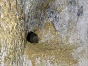 Rossanaz, grotte du mineur. Au bout des deux tunnels, la jonction par un petit trou.