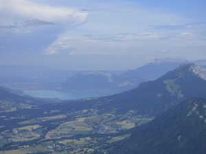Zoom sur le lac d'Annecy. Mont Veyrier et Parmelan.