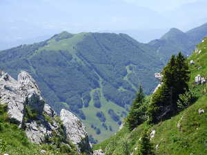 Le mont Pelat et les pistes de ski des Aillons.
