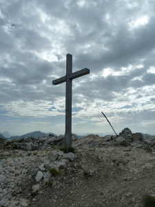 La croix au sommet du Colombier (2045m).