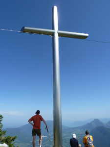 Je fais 8 m de haut, 4 m de large, toute en inox (3 mm) pour un poids total de 350 kg, je suis, je suis ... la nouvelle croix de Rossane !