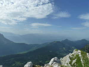 Le mont Pelat (1543m). A gauche, les contreforts de l'Arclusaz.