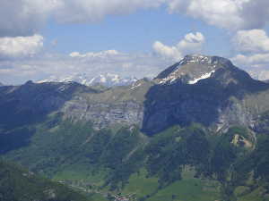 Le Trélod (2181m) et la chaine des Aravis sur la gauche.