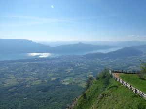 Vue du 'pas dans le vide' du Revard. Aix-les-bains, son lac, la montagne de Corsuet puis le Grand Colombier, au fond à droite.
