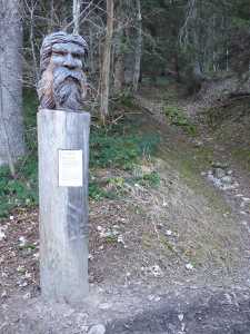 Autre totem explicatif du sentier des Garins, au Chatelard. Sur le droite, trappe de controle pour la surveillance des drains.