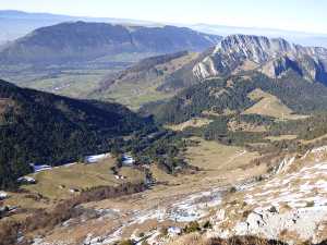 De la dent des Portes, on domine les alpages de Doucy. Plus loin, le Semnoz et le Roc des Boeufs.