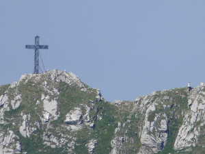 La croix d'Arclusaz, au zoom, depuis la Pte d'Arlicots.
