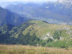 De la Coche, le Chargieu et l'alpage d'Allant. Derrière, la vallée d'Ecole en Bauges.