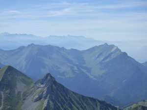 L'alpage d'Arclusaz depuis l'Arcalod. Le mont de la Coche et Tré le Mollard au 1er plan.