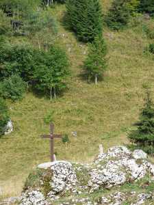 Au col de Cherel, la petite croix vers l'Arcalod.