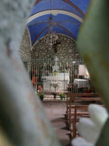 Détail de l'intérieur de la chapelle de Bellevaux.
