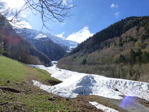 Fond des prés (1100m). Les restes au 30 avril 2019 des avalanches descendues en hiver 2019.
