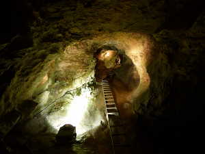 Echelles dans la grotte de Seythenex.
