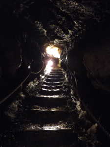 Dans le rétro. Escalier qui descendent vers la fin de la grotte.