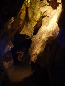 Cheminement dans les profondeurs de la grotte de Seythenex.