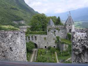Le chateau de Miolans, depuis sa tour carrée.