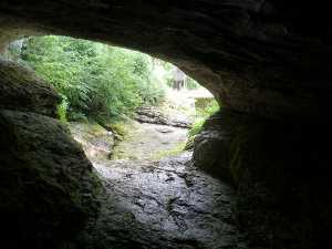 De l'intérieur de la grotte de Prérouge.