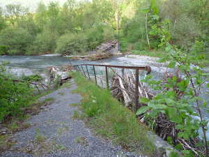L'ancien 'pont Picot', après son écroulement suite à une crue.
