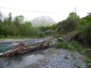 L'ancien 'pont Picot', après son écroulement suite à une crue. Rossane en errière-plan.