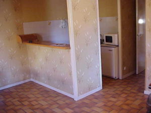 Avant 2002, le coin cuisine avec petit frigo et aucun meuble haut.