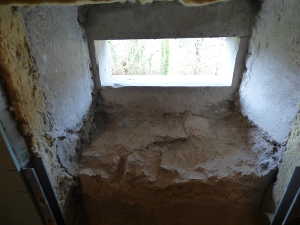 Casse du béton en partie supérieure et inférieure.