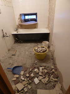 Casse des carrelages au sol.