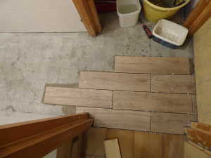 Début du carrelage dans le dégagement.