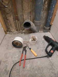 Décollage au décapeur thermique de l'ancien raccord PVC.