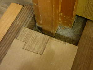 Découpe avec un 'patron' en carton.