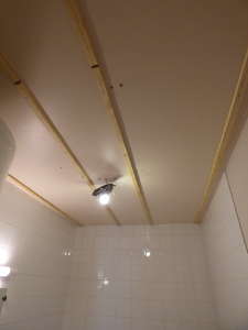 Démontage du lambris du plafond.