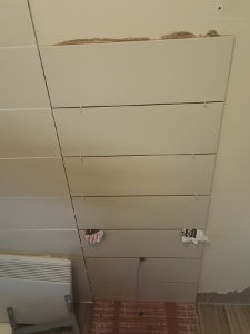 Rajout d'une rangée de faience derrière la porte.