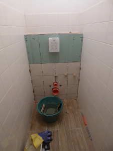 Faience des toilettes en cours.